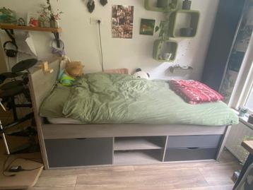 bed - half hoogslaper beschikbaar voor biedingen