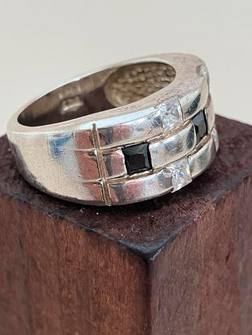 Kloeke zilveren ring met stenen beschikbaar voor biedingen