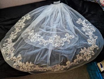 Poirier halflange sluier met boorduursel beschikbaar voor biedingen