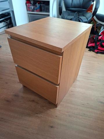 Gratis Malm nachtkastje - afbeelding 1