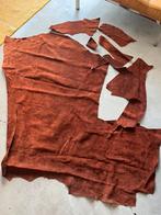 Kastanje bruine lap runder suède, Hobby en Vrije tijd, Stoffen en Lappen, 120 cm of meer, Ophalen of Verzenden, Zo goed als nieuw