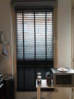 2 mat zwarte houten jaloezieën, Huis en Inrichting, Stoffering | Gordijnen en Lamellen, Ophalen, Zwart, 50 tot 100 cm, Zo goed als nieuw