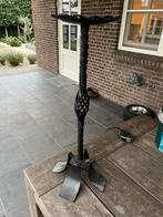 Smeedijzeren kandelaar. Zwart, Antiek en Kunst, Antiek | Kandelaars, Ophalen, Overige materialen