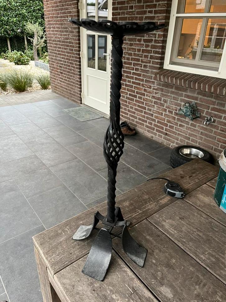 Smeedijzeren kandelaar. Zwart, Antiek en Kunst, Antiek | Kandelaars, Overige materialen, Ophalen