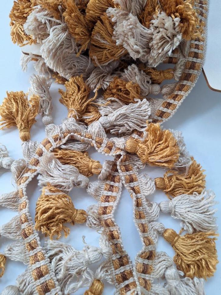 Supermooi vintage 70 jaren flosjesband oker beige  5 meter, Hobby en Vrije tijd, Naaien en Fournituren, Nieuw, Lint, Band of Elastiek