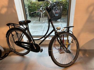 Mooie zwarte stadsfiets beschikbaar voor biedingen