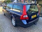 Volvo V70 2.0 Momentum Youngtimer, Auto's, Voorwielaandrijving, Beige, Blauw, Leder en Stof