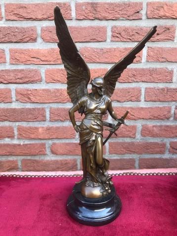 PEACE IN ARMS, bronzen topbeeld beschikbaar voor biedingen