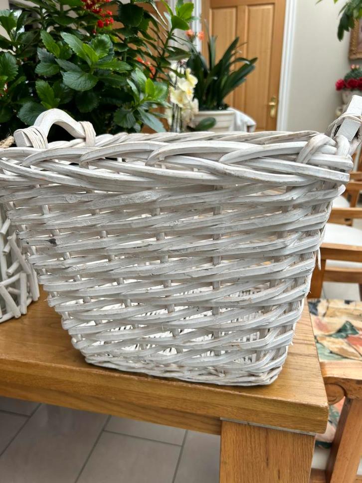 Witte rieten mand met bijpassend windlicht, Huis en Inrichting, Woonaccessoires | Schalen en Manden, Zo goed als nieuw, Rond, Riet