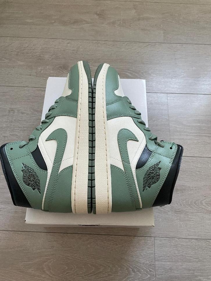 Jordan 1 Mid 'Jade Smoke' WMNS EUR 42.5, Kleding | Dames, Schoenen, Nieuw, Sneakers of Gympen, Ophalen of Verzenden