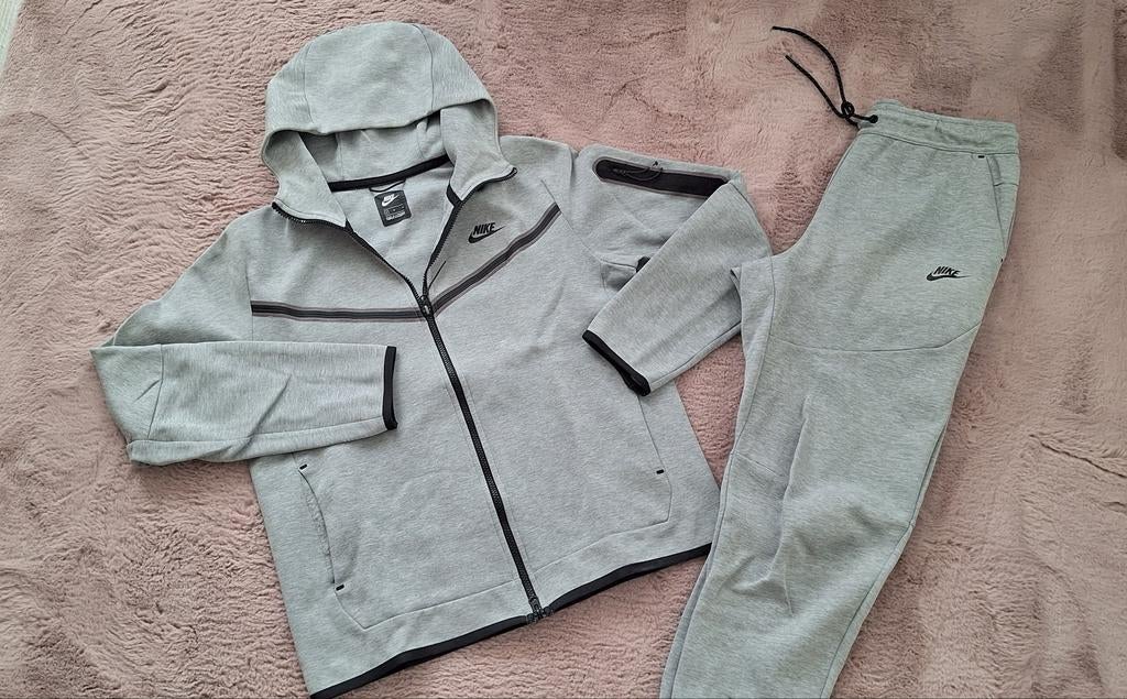 Nike Tech Fleece Trainingspak Grijs, Kleding | Heren, Sportkleding, Zo goed als nieuw, Fitness, Maat 48/50 (M), Grijs, Ophalen of Verzenden