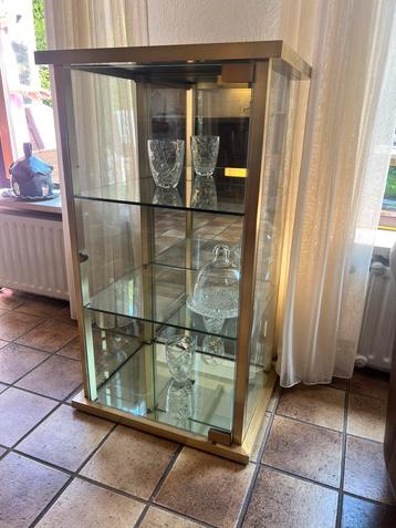 Glazen vitrine kast beschikbaar voor biedingen