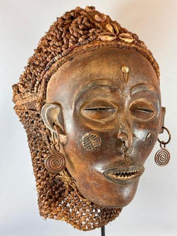 250339 - Rare African Mwana Pwo mask from the Chokwe - Congo beschikbaar voor biedingen