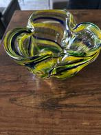 Kleurrijke glazen schaal, Ophalen