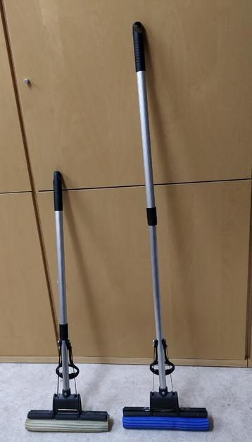 Te Koop: Twee zwabbers met uitknijp-mechanisme, ZGAN.  beschikbaar voor biedingen