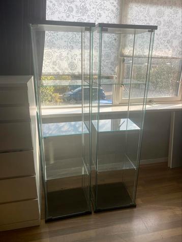 Gratis Ikea Detolf Vitrinekasten beschikbaar voor biedingen