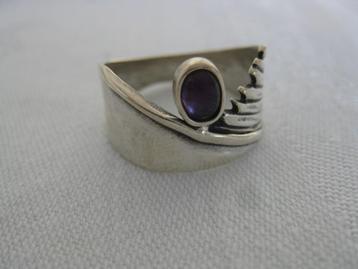 Mooie zilveren ring met paars steentje. maat 17 / 52  beschikbaar voor biedingen