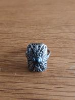 Zilveren ring bewerkt me kleine steen, Ophalen of Verzenden, Zo goed als nieuw, 17 tot 18, Met edelsteen