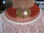 Antiek 5 rijen bloedkoralen ketting met gouden kraalhaak uit, Verzenden, Goud, Ketting, Met edelsteen