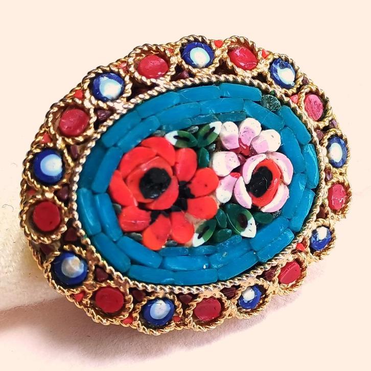 Vintage broche micro mozaïek glas bloemen verguld jaren '60, Sieraden, Tassen en Uiterlijk, Broches, Gebruikt, Overige materialen