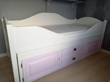 Massief Grenen kinderbed met kastjes en lades half hoog beschikbaar voor biedingen