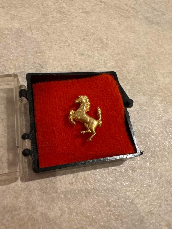 Vintage Ferrari Gouden Lapel Pin 1980s, Sieraden, Tassen en Uiterlijk, Manchetknopen, Gebruikt, Goud, Verguld, Ophalen of Verzenden