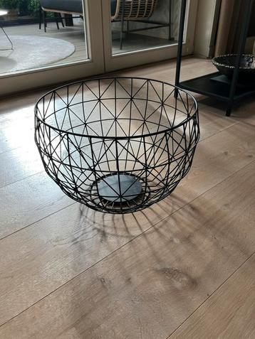 Decoratieve mand van staalvlechtdraad beschikbaar voor biedingen