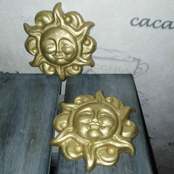 Zilverkleurige en goudkleurige zonnetjes leuke wanddecoratie beschikbaar voor biedingen