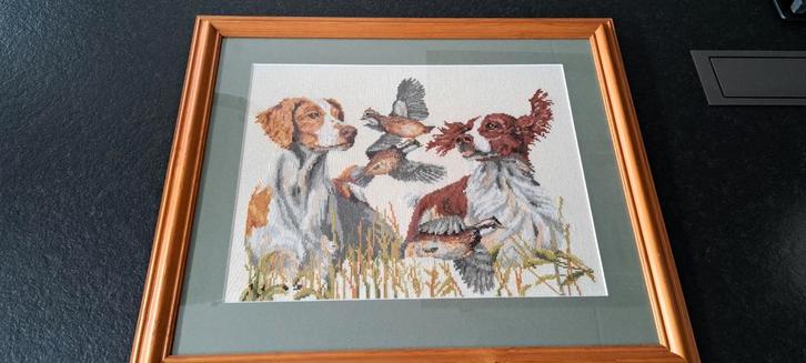 Geborduurd schilderij jachthonden en vogels, ingelijst, Antiek en Kunst, Kunst | Tekeningen en Foto's, Ophalen of Verzenden