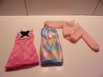 Barbie kleertjes rose jasje en 2 jurkjes nieuw, Ophalen of Verzenden, Zo goed als nieuw, Kleertjes