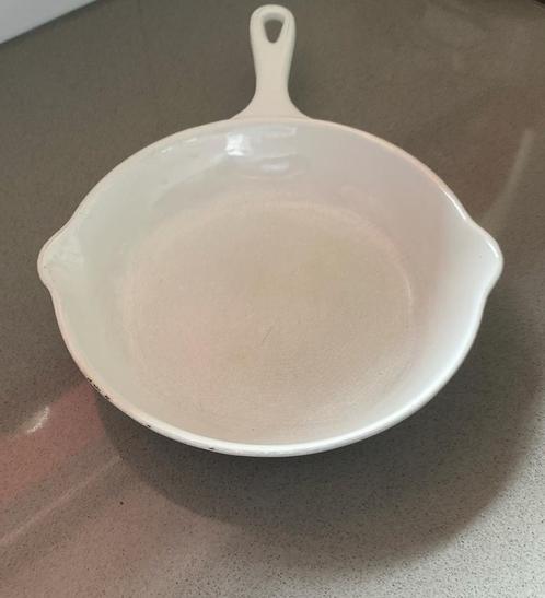 Lage Le Creuset koekenpan in wit geemailleerd gietijzer igst, Huis en Inrichting, Keuken | Potten en Pannen, Zo goed als nieuw