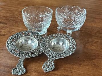 2 ZILVEREN THEEZEEFJES MET KRISTALLEN UITLEKBAKJES beschikbaar voor biedingen