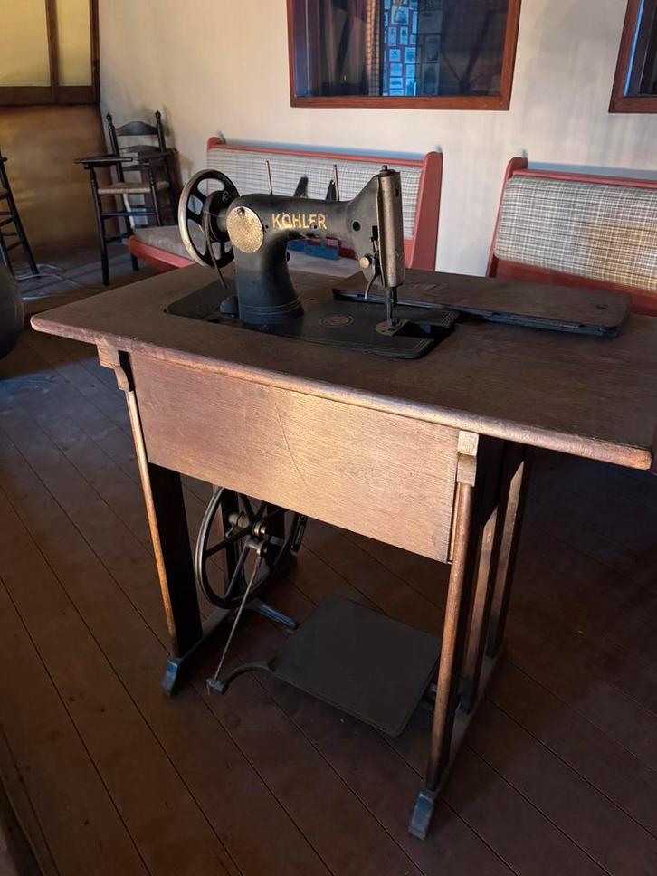 Köhler naaimachine op tafel, Antiek en Kunst, Antiek | Naaimachines, Ophalen