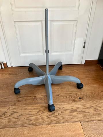 Standaard of rolstatief voor loeplamp beschikbaar voor biedingen