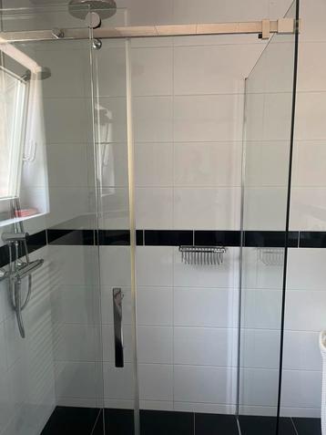 Douchecabine met veiligheidglas z.g.a.n. beschikbaar voor biedingen