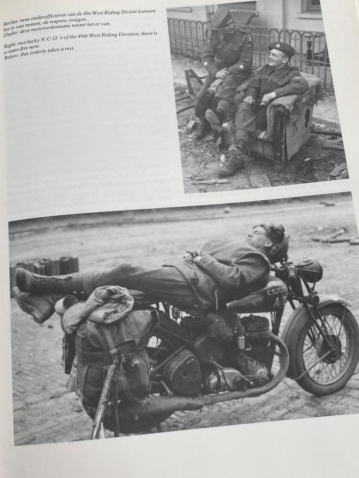 Het einde van vijf jaar terreur in Nederland (1990), Boeken, Oorlog en Militair, Zo goed als nieuw, Algemeen, Tweede Wereldoorlog