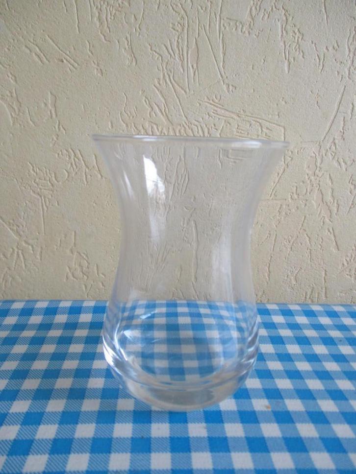 Vaasje Sierlijk model. Helder glas 9.5 cm hoog, Huis en Inrichting, Woonaccessoires | Vazen, Zo goed als nieuw, Overige kleuren
