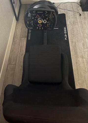 Playseat stoel + thrustmaster f1 Ferrari stuur ps4/5/pc beschikbaar voor biedingen