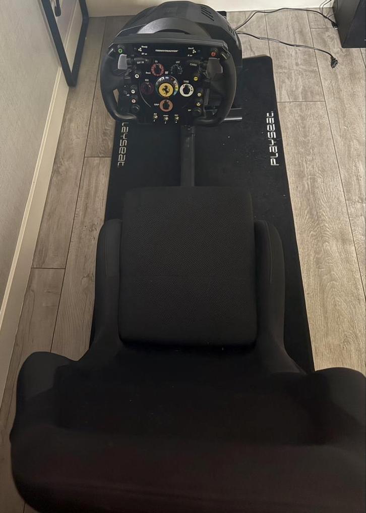 Playseat stoel + thrustmaster f1 Ferrari stuur ps4/5/pc, Spelcomputers en Games, Spelcomputers | Sony PlayStation Consoles | Accessoires