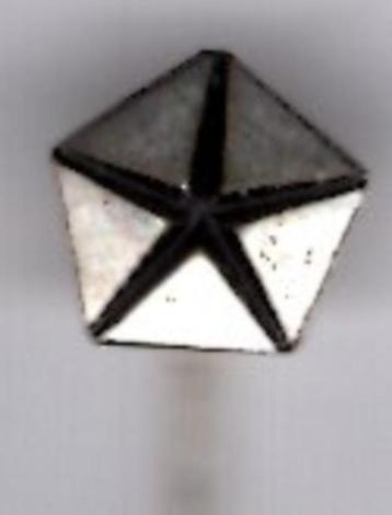 Chrysler zilverkleurig auto speldje 9x9 mm ( A_177a ) beschikbaar voor biedingen