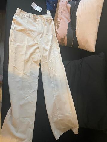 Nieuwe Stradivarius broek beschikbaar voor biedingen