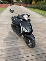 Piaggio fly HELEMAAL GERESIVEERD, Fietsen en Brommers, Scooters | Piaggio, Ophalen of Verzenden, Zo goed als nieuw, Fly, Benzine