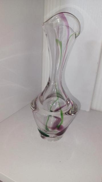 Vaasje met schade. beschikbaar voor biedingen