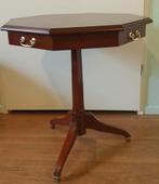 Tafel 8 hoekig kleur notenhout. 65 cm hoog 64 cm doorsnede ., Huis en Inrichting, Ophalen, Gebruikt