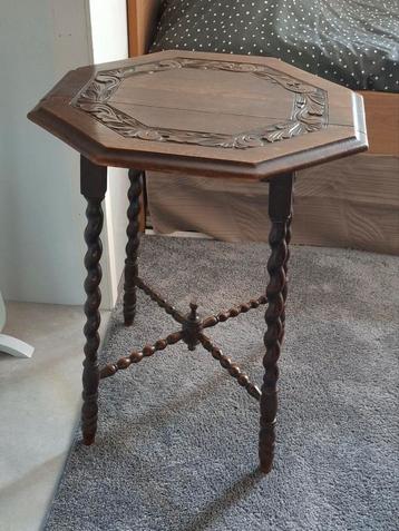 Antieke  Bijzettafel 8 hoekig tafel Octagon beschikbaar voor biedingen