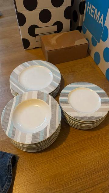 Mooie Borden Set beschikbaar voor biedingen