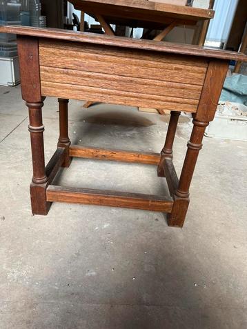 Antiek Houten Tafeltje met opbergruimte beschikbaar voor biedingen