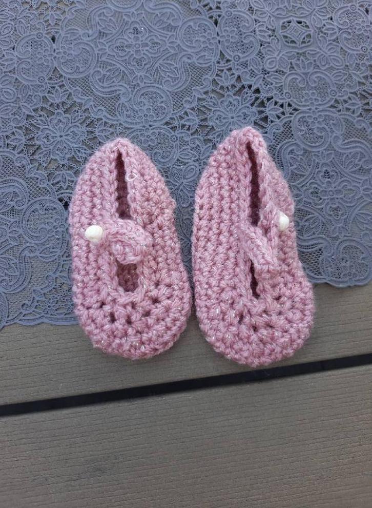 NIEUWE gehaakte babyslofjes Maat 0-3 mnd, Kinderen en Baby's, Babykleding | Schoentjes en Sokjes, Nieuw, Meisje, Slofjes, Ophalen of Verzenden