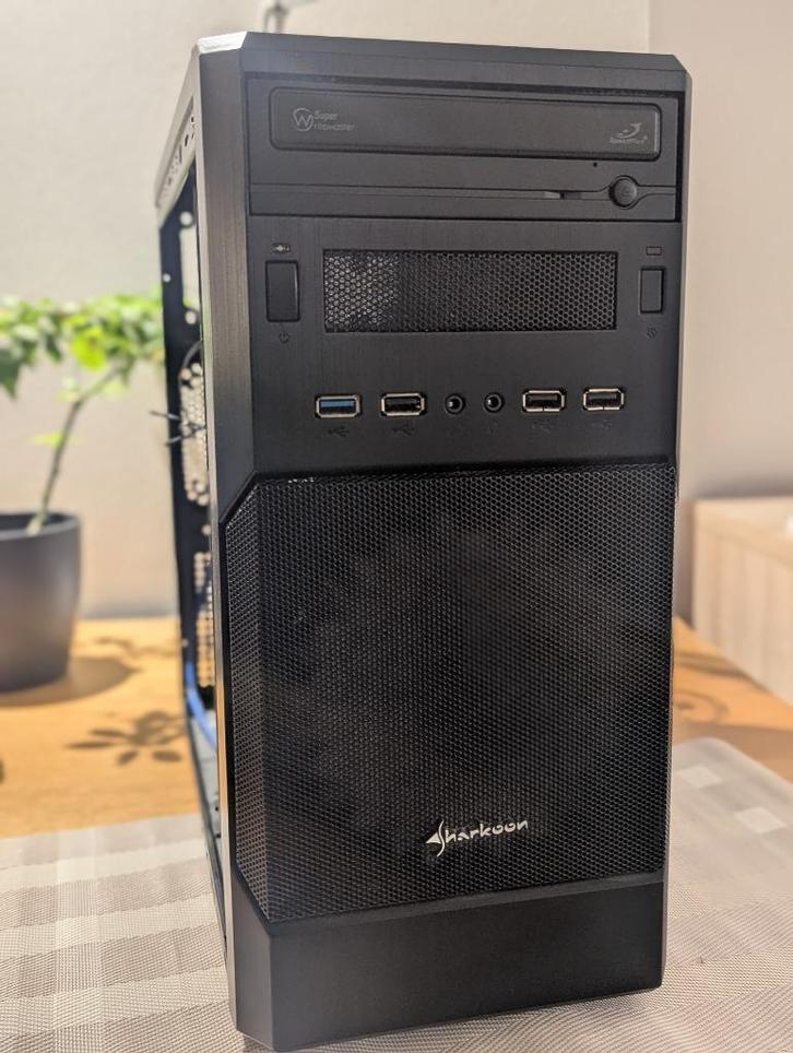old desktop PC: Sharkoon case, Intel i5, 8GB RAM, Radeon GPU, Computers en Software, Desktop Pc's, Gebruikt, 2 tot 3 Ghz, 8 GB