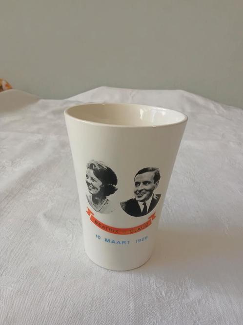 Beker huwelijk van prinses Beatrix Claus vintage melkbeker, Verzamelen, Koninklijk Huis en Royalty, Zo goed als nieuw, Servies